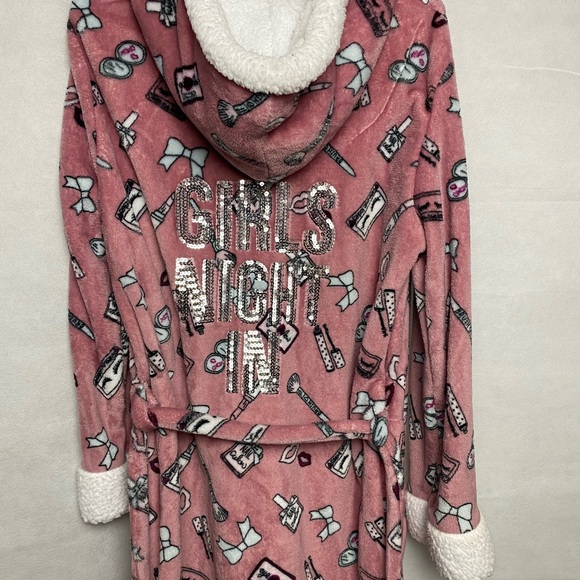 Girls Night In Robe - Picture 1 of 3